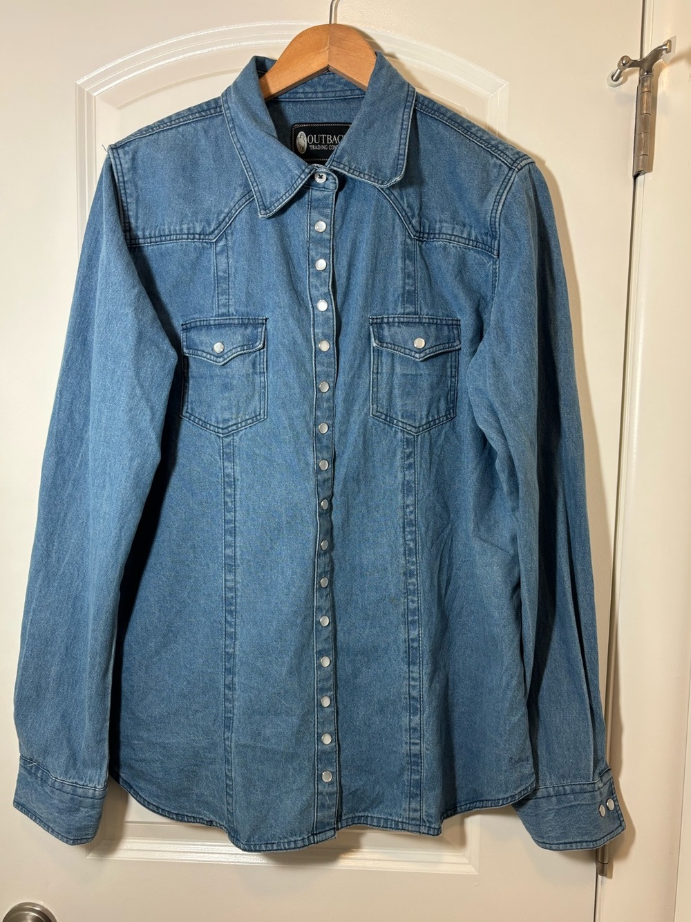 Outback Trading Co. Women  Light Blue Denim Button-Down Shirt #379